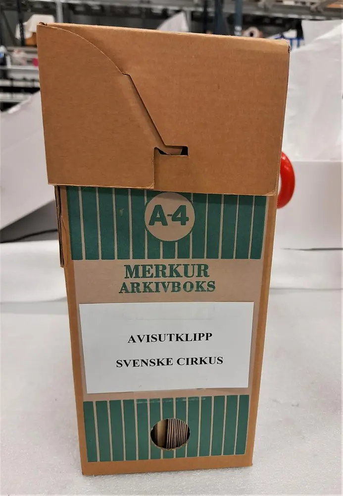 Arkivboks med avisutklipp om svenske sirkus.