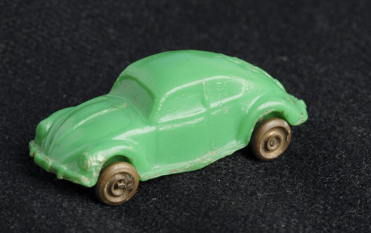 Bilde av grønn lekebil i plast mot sort bakgrunn (Foto/Photo)