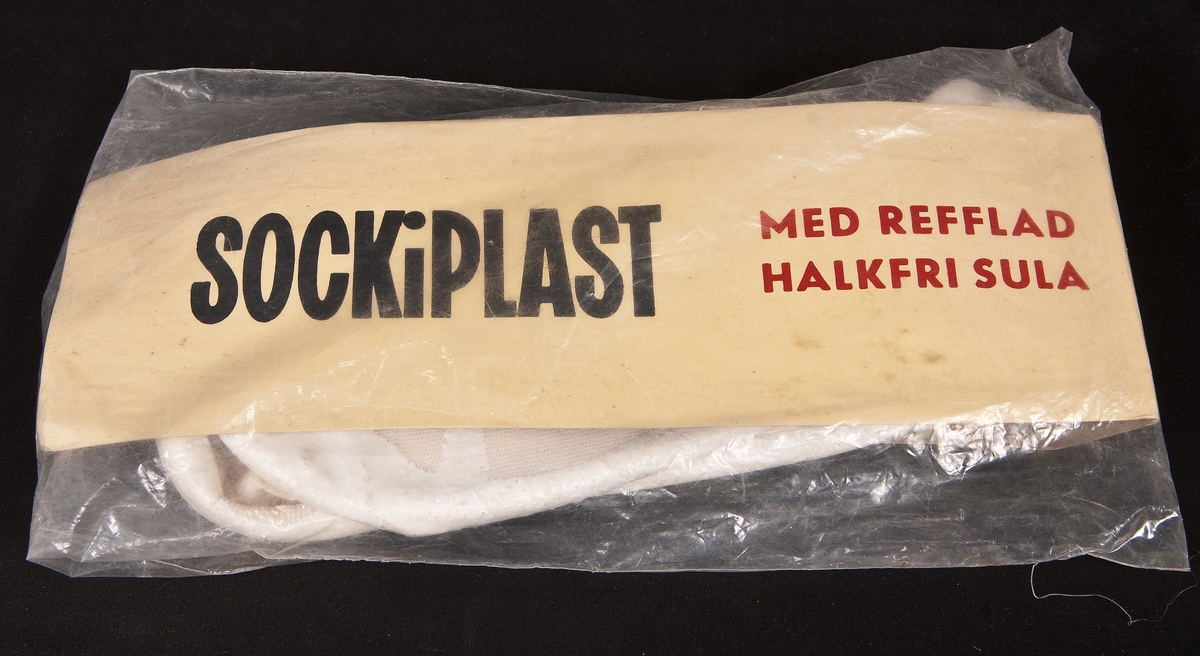 Två par "Sockiplast" i originalförpackning. Frottestrumpa med plastsula. I produktion från 1959.