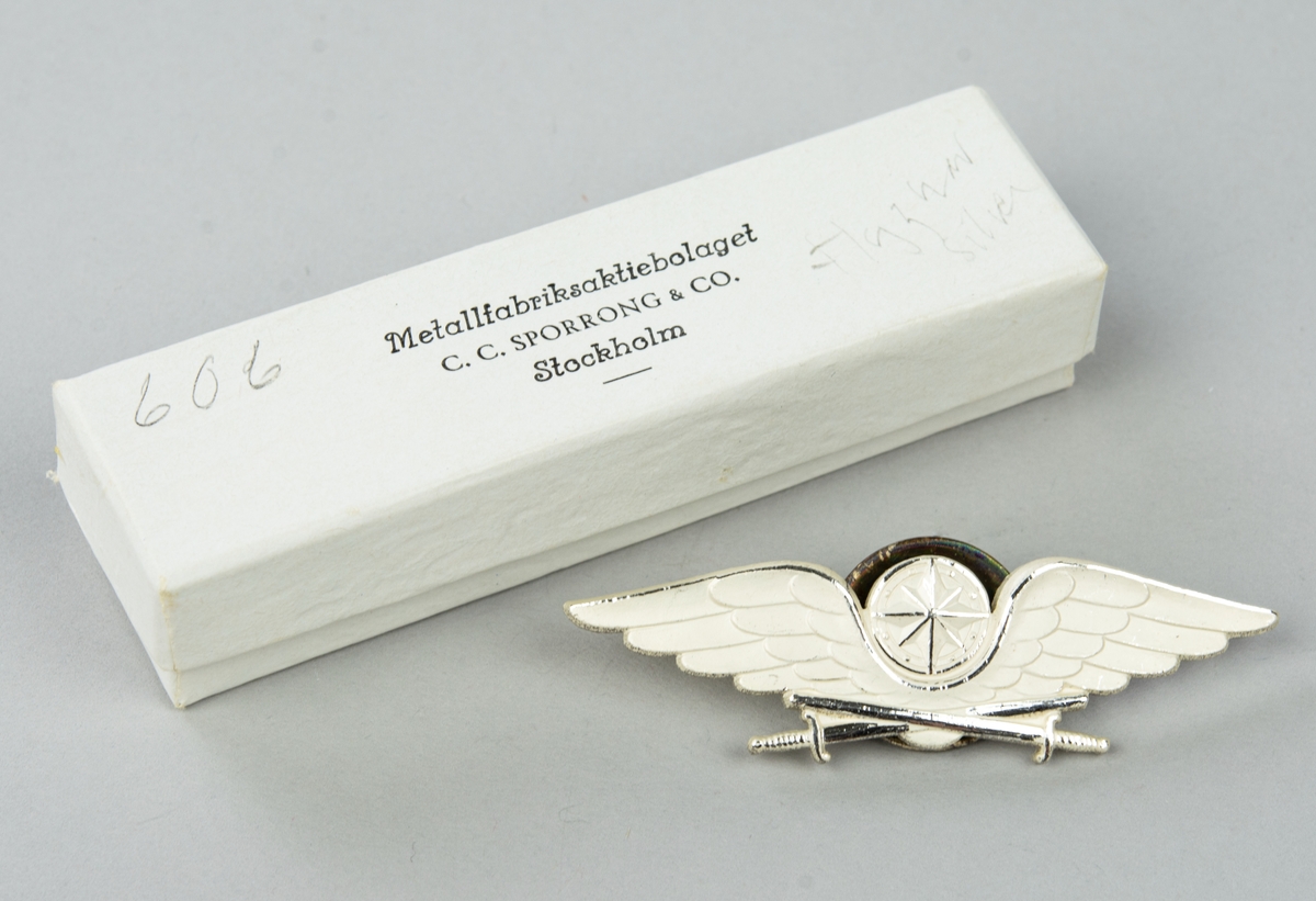 Flygnavigatörsmärke m/40 silver. Ligger i mindre låda.