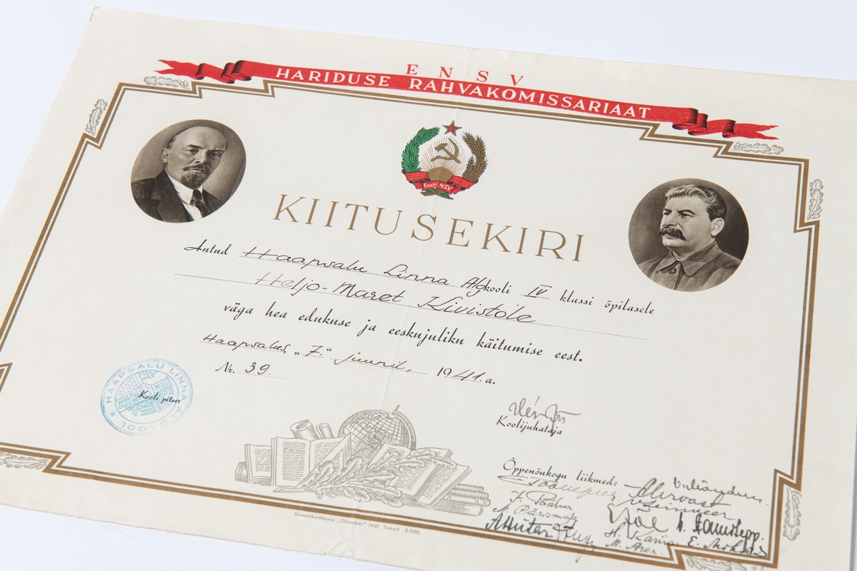 Diplom för väl utfört skolarbete, utfärdat i Estland under sovjetisk ockupation 1941.  Diplomet medtogs på flykt till Sverige år 1944.