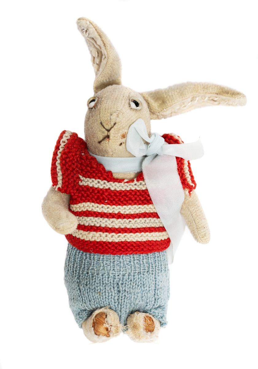 Ett kramdjur i form av en kanin som togs med av en barnfamilj på flykt från Lettland till Sverige under andra världskriget. Kaninen tillhörde Anita Nilsson, sju år vid tiden för flykten via Estland på motorskonaren Juhan år 1944.