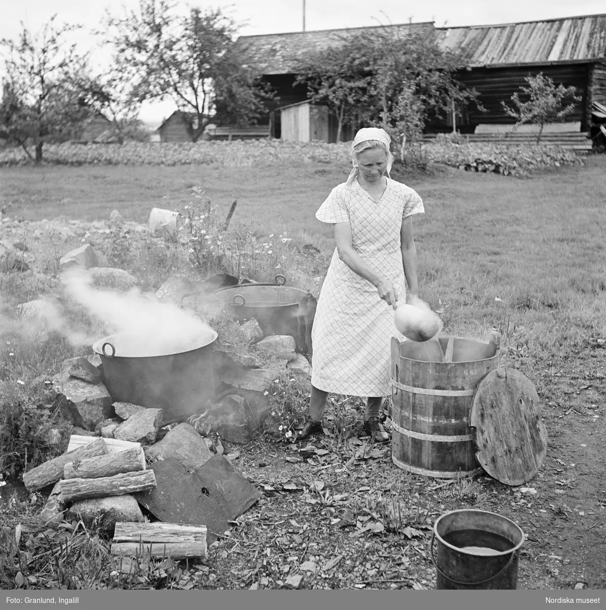 Man bryggde ofta på gårdarna, speciellt inför högtider och slåttern. Fanns inget brygghus bryggde man både utomhus och i köket. Kvinna brygger öl vid härd på gården i Gruddbo på Sollerön.
