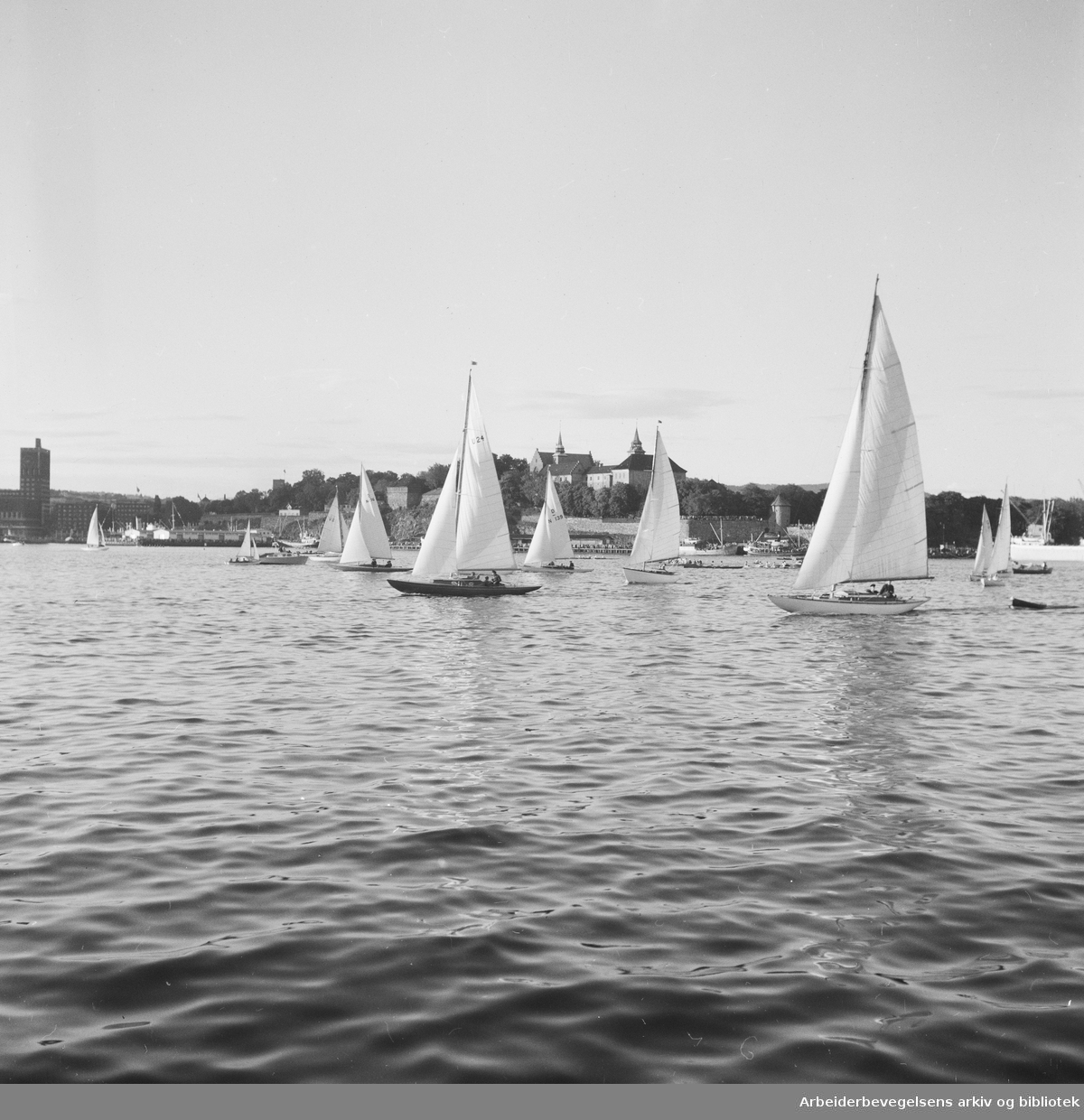 Båtsportens dag i Oslo. 9. Juni 1952. Akershus Festning og Akershuskaia i bakgrunnen..