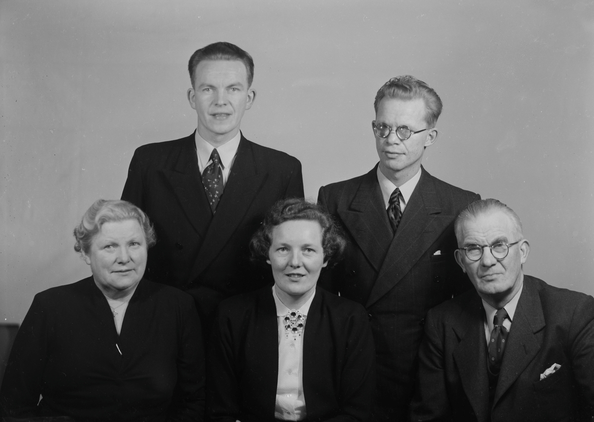 Gårdbruker Ottar Karle Strand med familie