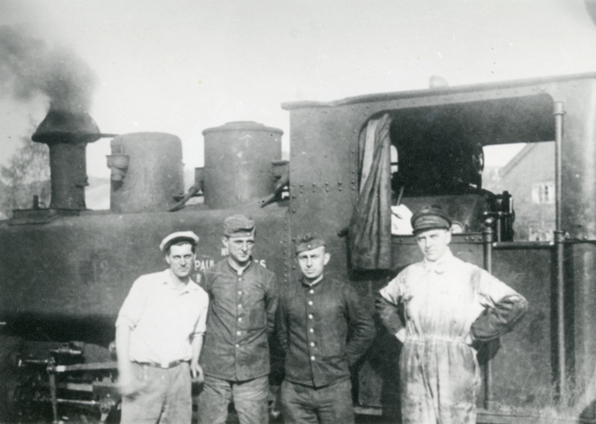 Lokomotivpersonale foran et av damplokomotivene som ble leid inn på Thamshavnbanen under krigen.
