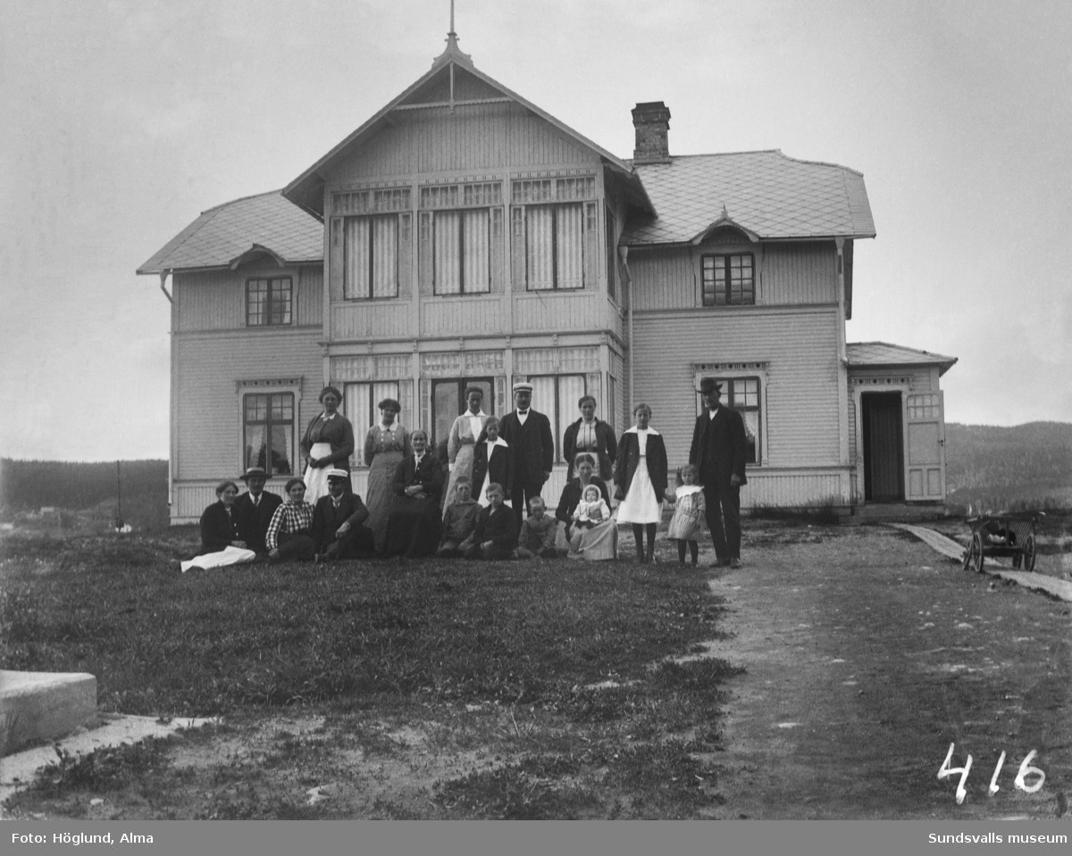 Två släkt-/familjefoton med familjen Vestman framför sin bostad kallad Slumpars i Fanbyn, Stöde. På fastigheten drevs under en tid pensionatsrörelse.
