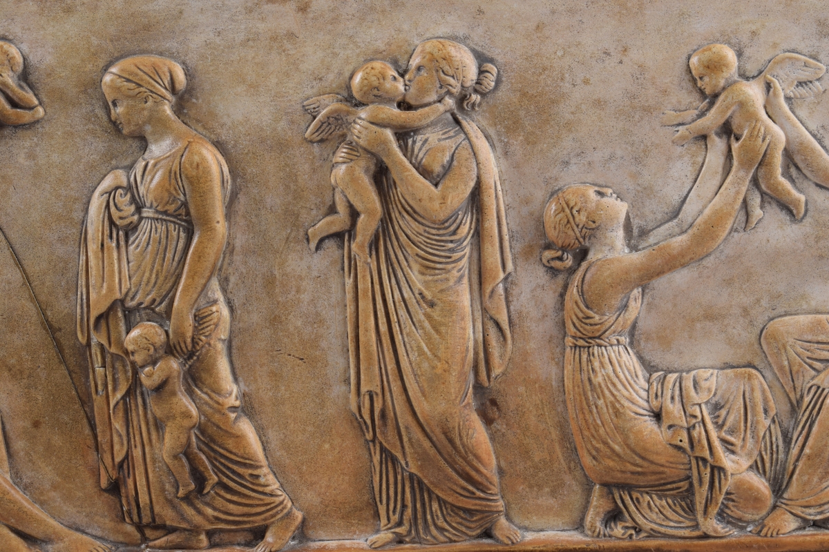 "Kærlighedens aldre" av B. Thorvaldsen. Klassisistisk stil. Figurer i antikke drakter. Bevingede barn.