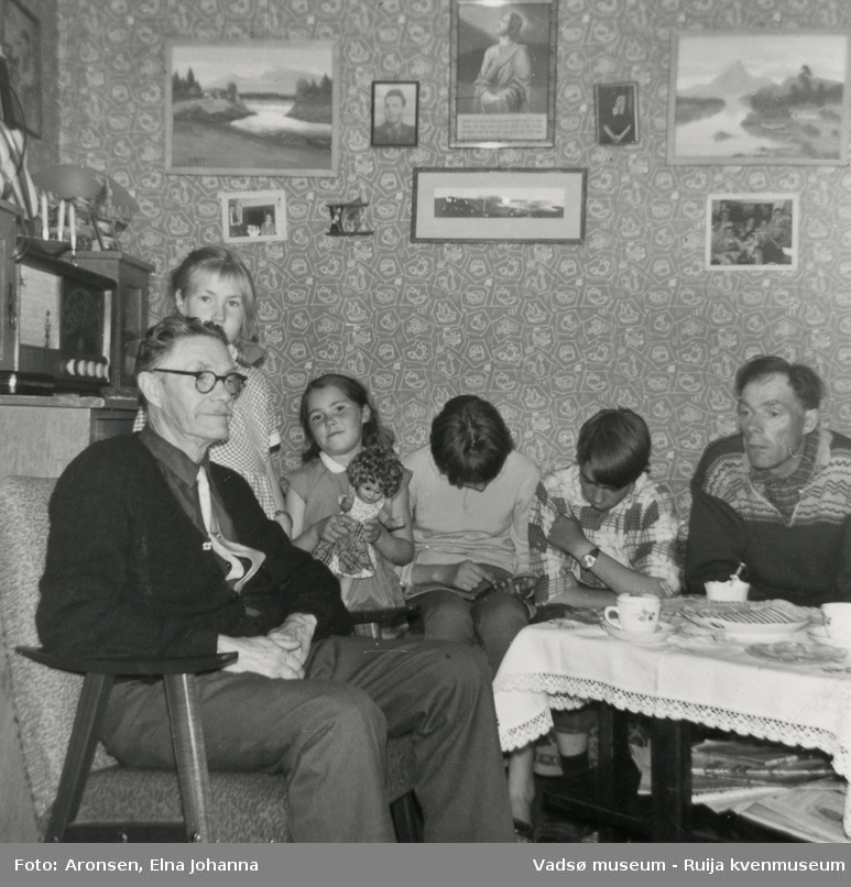 Hjemme hos familien Aronsen i Makkenes, i Vadsø kommune, 1967. Bestefar er på besøk fra Drammen. Fra venstre Martin Aronsen, Liv-Erna Aronsen, Joronn Aronsen, Ragnfrid Aronsen, Jon Martin Aronsen og Håkon Aronsen.