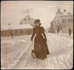 Vintermotiv kvinna med hund, Torggatan vid Stora torget, Enk