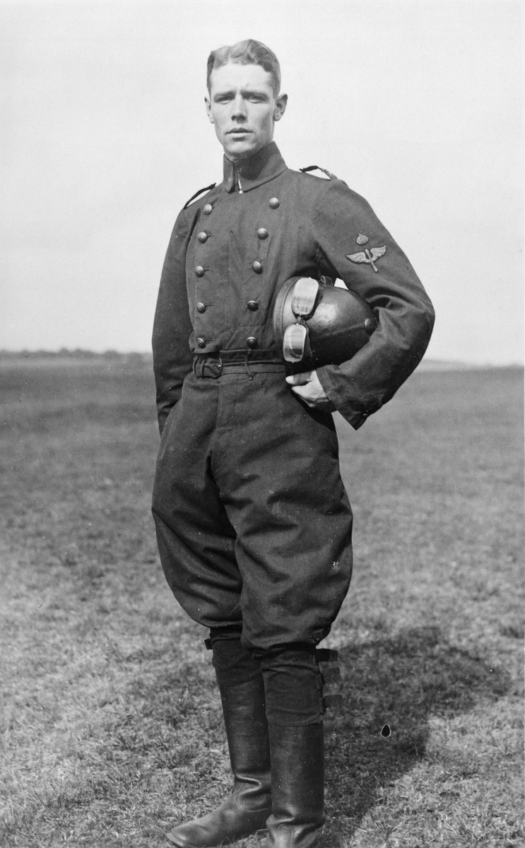 Porträttfoto av löjtnant Nils Rodéhn ståendes på ett flygfält omkring ...