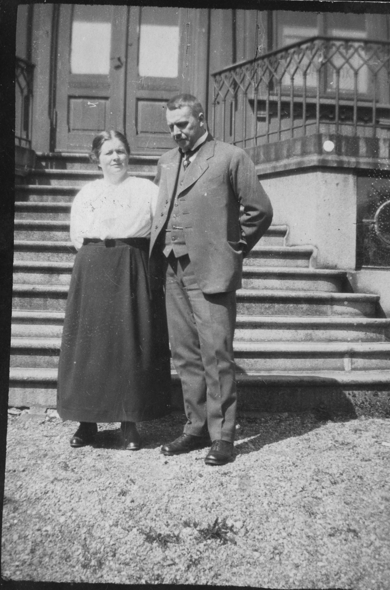 Otto og Jenny Biørn foran trappen til Biørnegården - senere Rådhuset