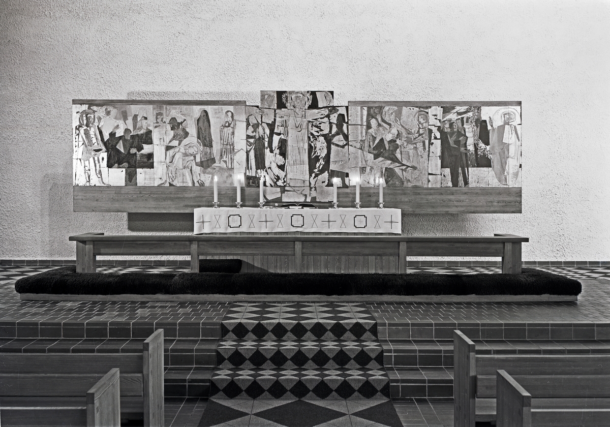 Interiørfoto av Holmen kirke, alteret med altertavle. Kirken er tegnet av arkitekt Knut Knutsen som vant arkitektkonkurransen i 1958. Arbeidskirke oppført i betong. Vigslet i 1965.