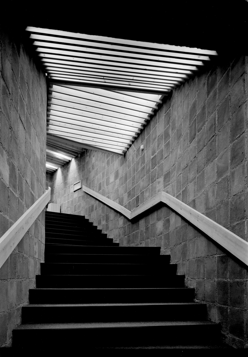 Interiørfoto av trappa på Kongsberg kino.