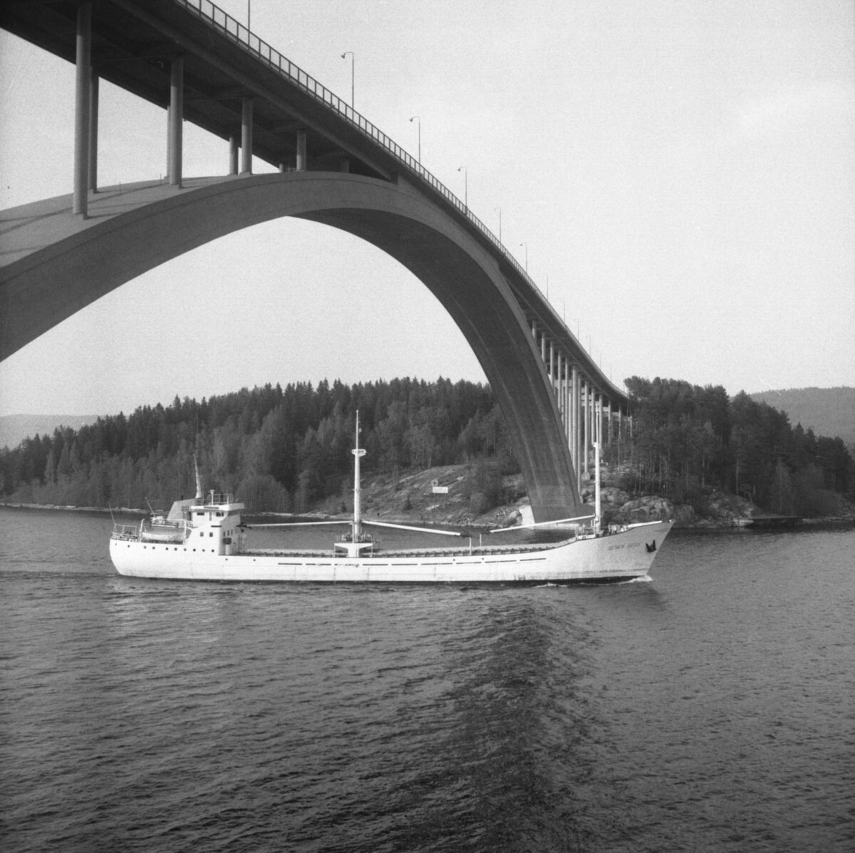 Fartyget Seven Seas vid Sandöbron