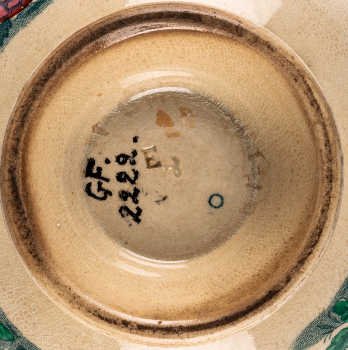 Spillkum, porslin, dekor med kinesiska motiv. Vit med bårder och blommor samt figurscenerier (schablon) i blått, grönt, rött och guld. Stämpel i godset liknande "E 1".
