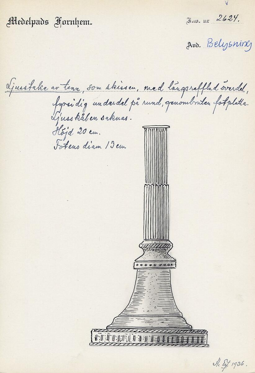 "Ljusstake av tenn, som skissen, med längsrefflad överdel, fyrsidig underdel på rund, genombruten fotplatta. Ljusskålen saknas. - Höjd 20 cm. Fotens diam. 13 cm." (skiss) (ur lappkatalogen, Arvid Enqvist 1936)

Ljusstake, märkt "C F B", 6 stämplar: "J.P.S.Son". (inv.prot.)

Tillverkare: C.F. Baldoff, Lund.