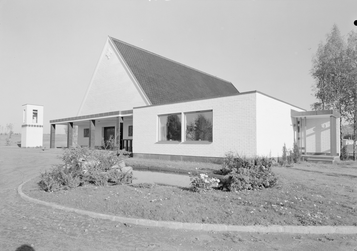 Arkitekturfoto av Alfaset kapell, ferdigstilt i 1972. Kapellet ligger på Alfaset gravlund på Alna i Oslo.