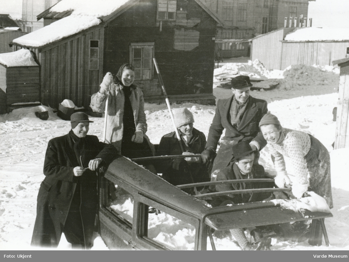Gjenreisningsarkitekt Trond Dancke med følge,  i Vardø, våren 1947