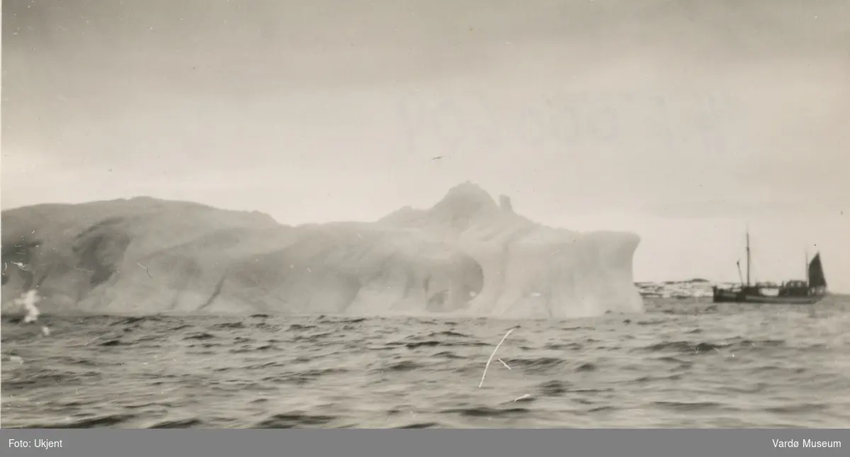 Isfjell utenfor nordre molo i Vardø i 1929.
