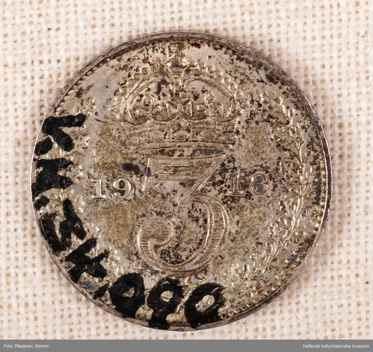 Engelskt silvermynt. 3 PencePräglingsår 1913"BRITT:OMN:REX F.D. IND:IMP:"