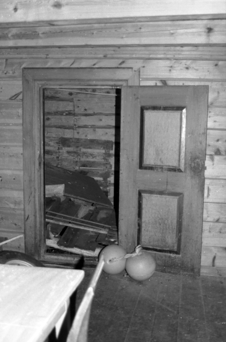 Dokumentasjonsbilder i serie av Røsvikstabburet på Vigra. Stabburet står i dag i Borgundgavlen på Sunnmøre Museum.