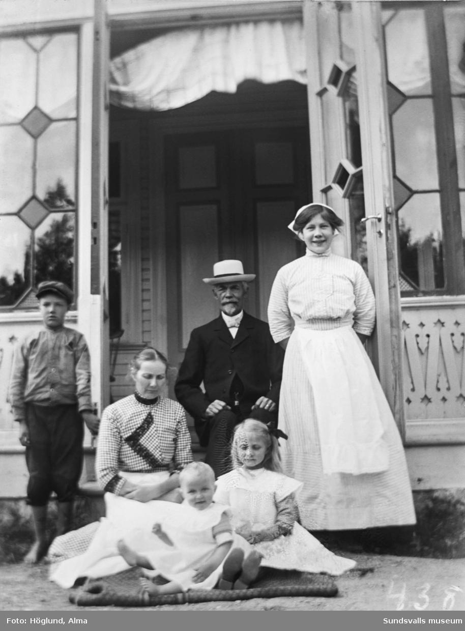 Familjefoto framför en glasveranda med en äldre man, en kvinna och fyra barn i olika åldrar. På den andra bilden mannen, kvinnan och de två yngsta barnen i trädgården. Tredje bilden den äldsta flickan. Gården är belägen i Juni, Njurunda.