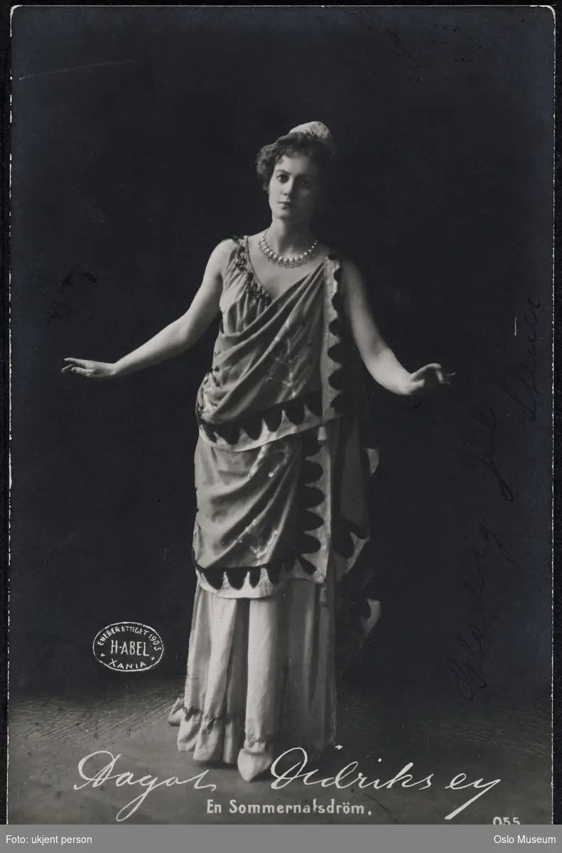 portrett, kvinne, skuespillerinne, rollebilde, Hermina i "En sommernatsdrøm" på Nationaltheatret, stående knefigur, kostyme