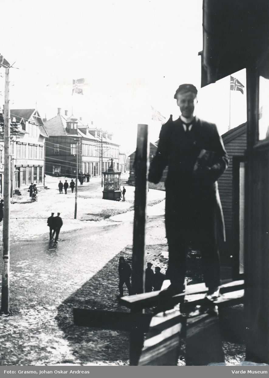 "Lilletorget" i Vardø, sett mot sørøst. Ca. 1914