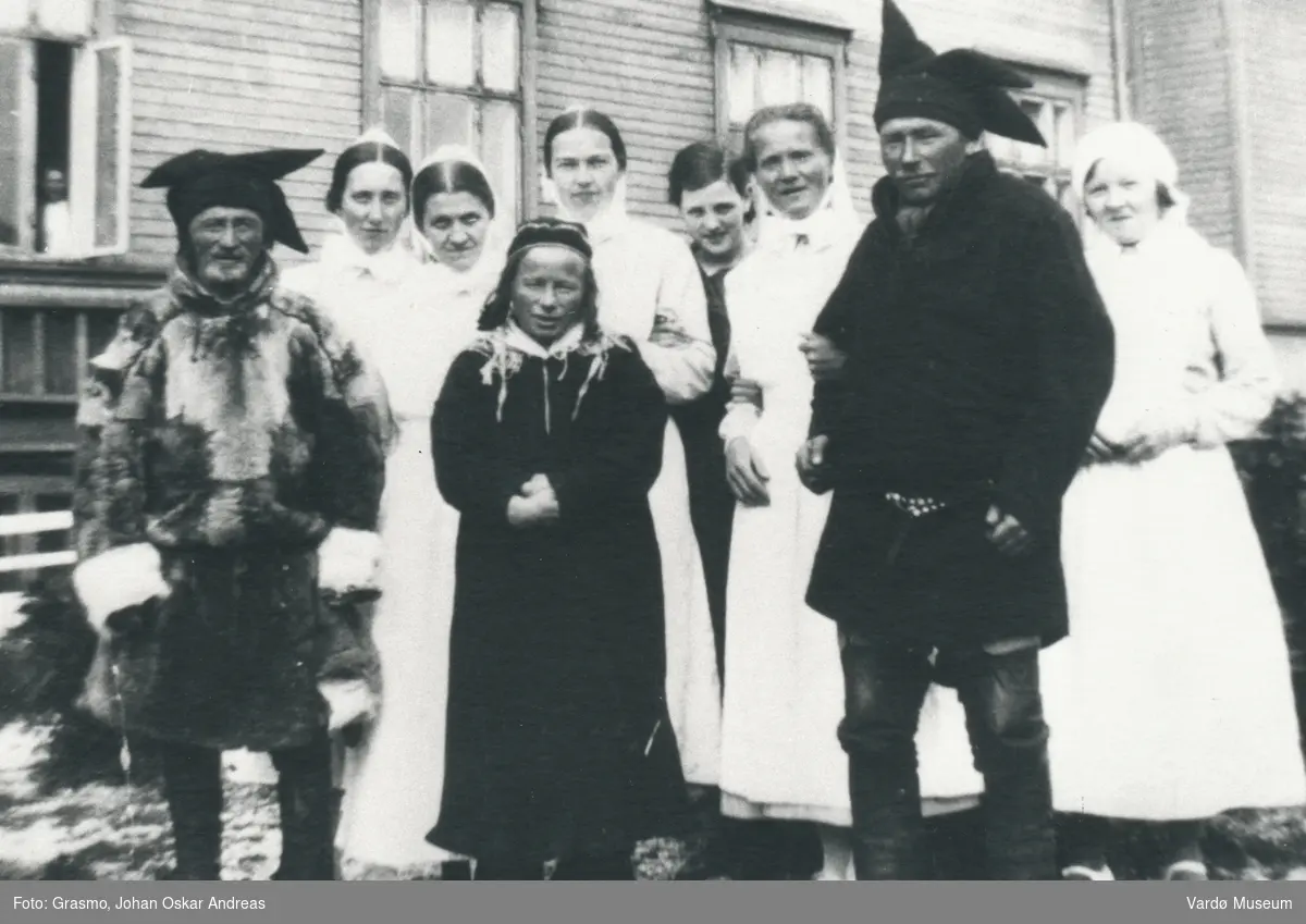 Sykepleiere og samer i sykehusgården i Grønnegata i Vardø, ca. 1910-1920