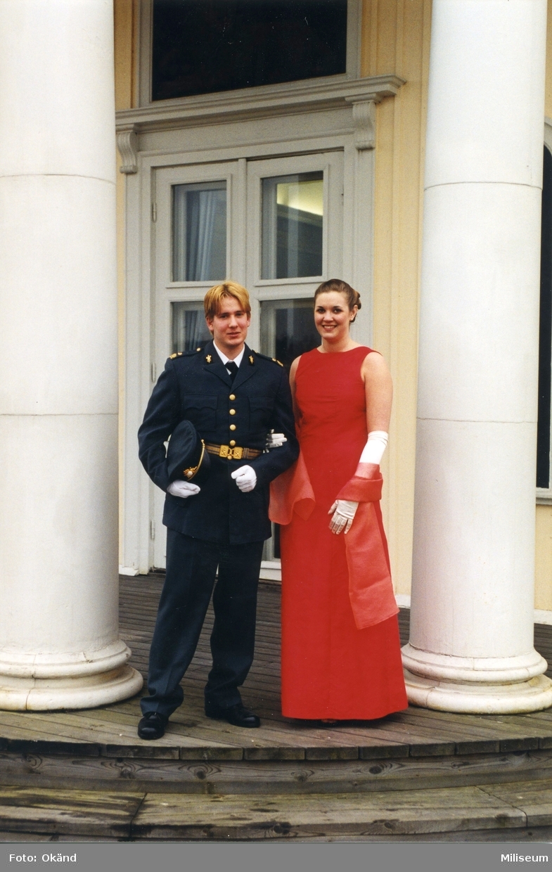Kadett Robert Larevall och Paulina Johansson på trappan till Mäss Trianon.