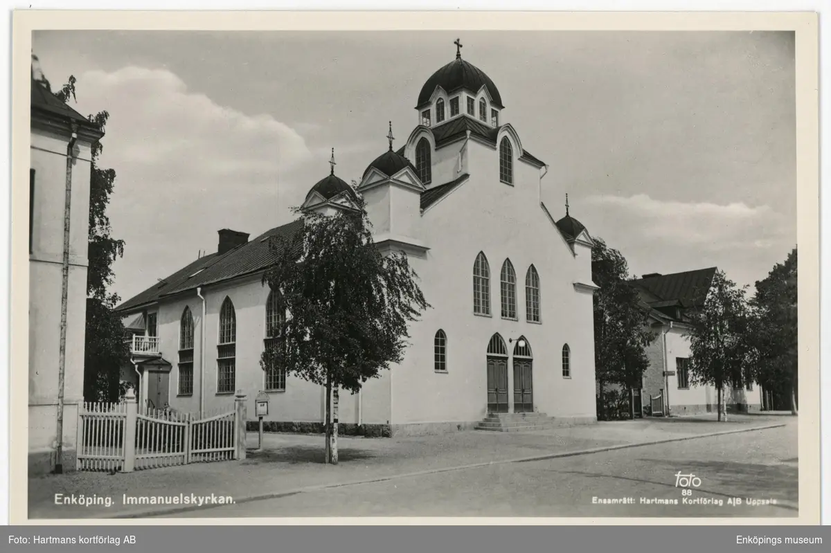 Vykort med motiv av Immanuelskyrkan, Enköping. Immanuelskyrkan invigdes 1 december 1907. Den låg på Västra Ringgatan 16 och var missionshus för Evangeliska Brödraförsamlingen. 1947 bytte församlingen namn till "Immanuelskyrkans församling i Enköping". Byggnaden revs 1981.