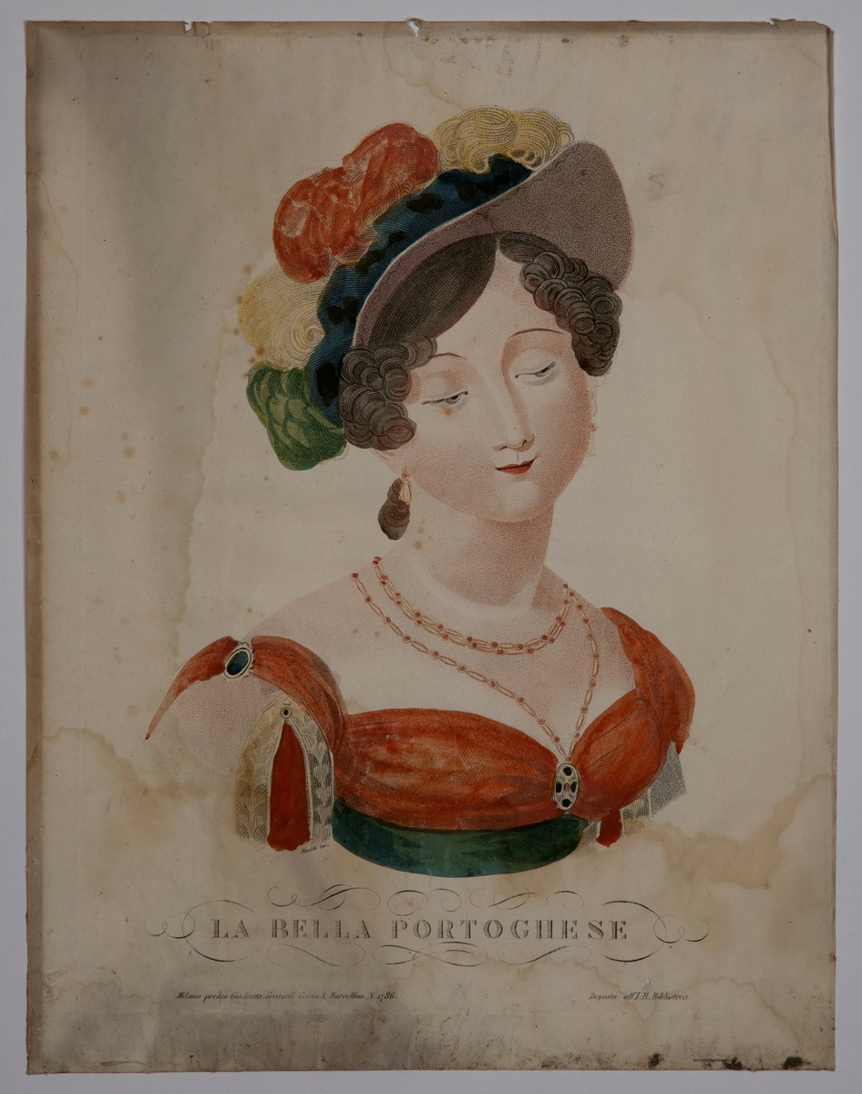 Portrett av en "portugisisk" kvinne iført en utringet kjole, rik dekorert hatt og et halssmykke med røde steiner og medaljong. Hun har nedslått blikk.