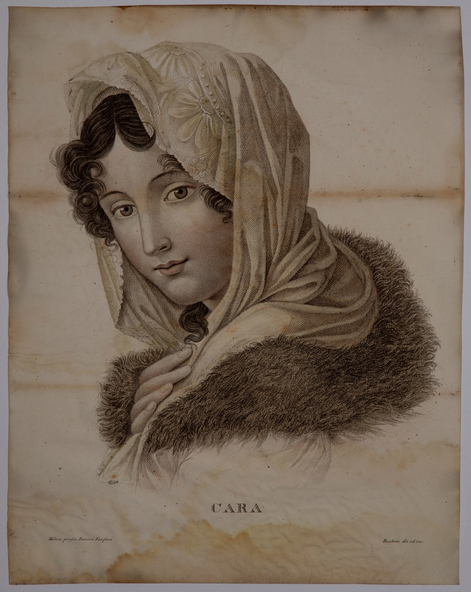 Brystbilde i 3/4 profil av en ung kvinne iført en skinnbremmet kappe og et blekgult hodetørkle som hun holder samlet i brystet med høyre hånd.