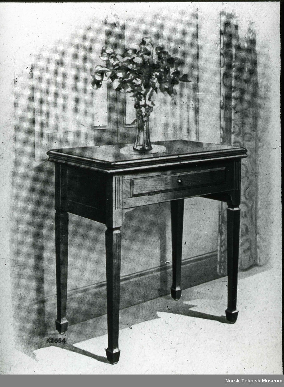 Symaskinbord hvor symaskinen er pakket bort, omkring 1920