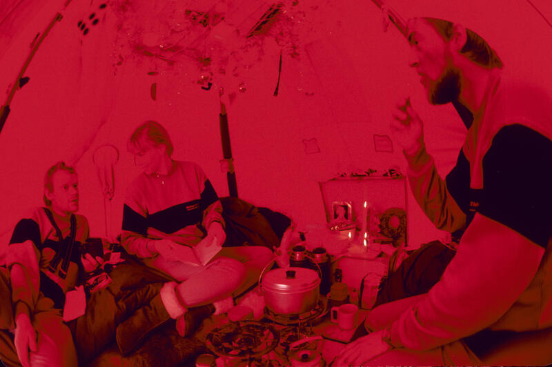 Inne i det røde teltet, julaften 1986. Jan (tv.), Monica og Jacob. Neil har tatt bildet. (Foto/Photo)