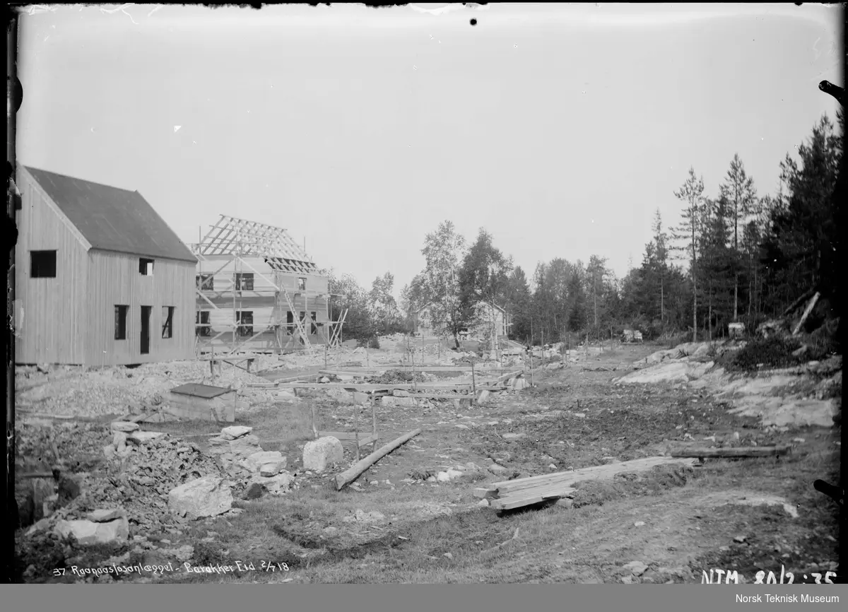 Bygging av barakker på Eid i forbindelse med utbyggingen av Raanaasfossen 1918-1930