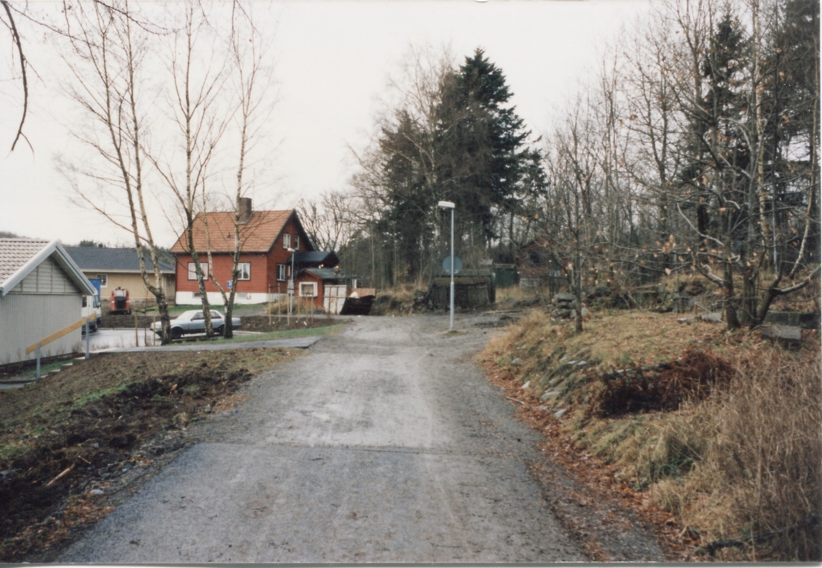 Det röda huset är Kålleredgården 1:94 på Hedbäcksvägen 27 år 2000. Byggd 1954 av Karl Karlssons dotter Siv Stockman (1937-2016, född Karlsson) och maken Gerhard. Senare övertog dottern Brita huset.