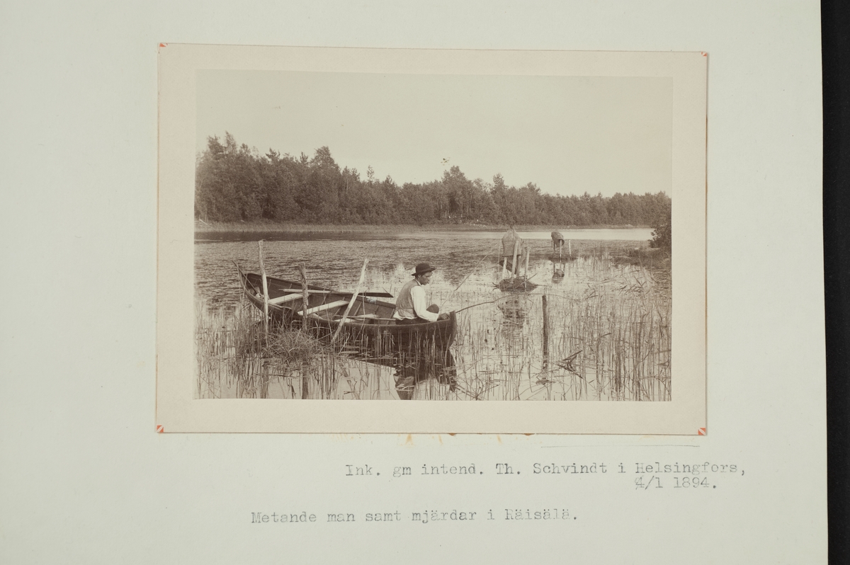 Ark med monterat foto och text: "Metande man samt mjärdar i Räisälä."