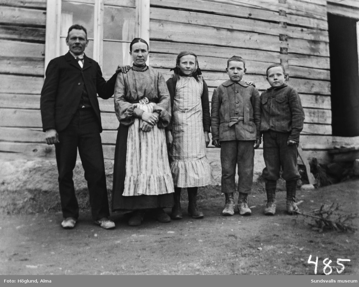 Erik Olof Bergman och Anna Maria Andersdotter i Fanbyn, Stöde, med tre av sina elva barn. På andra bilden även en häst och hela mangårdsbyggnaden.