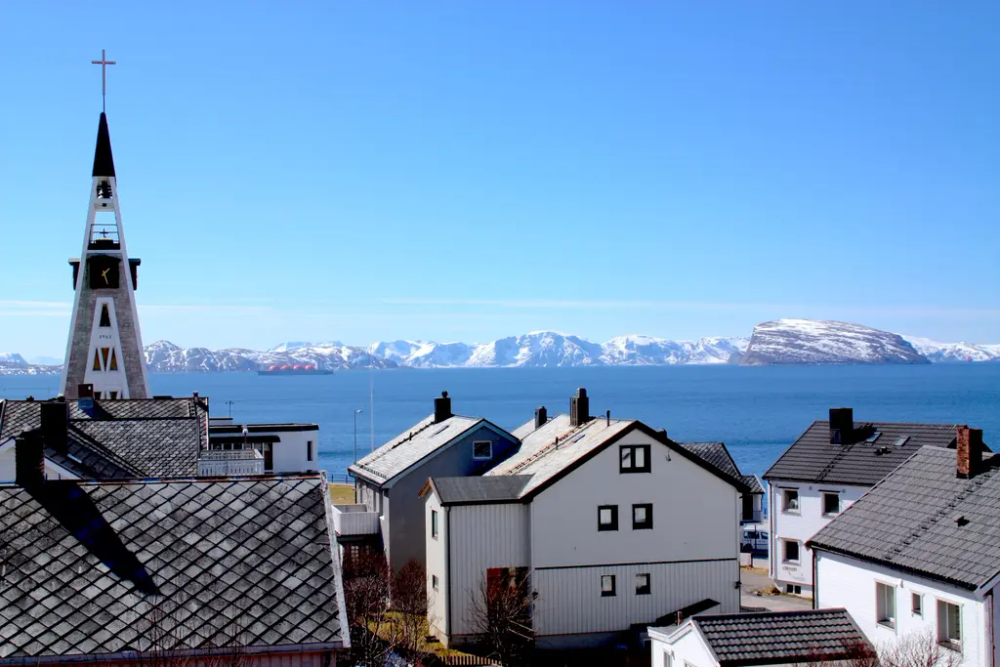 Gjenreisningshus, Hammerfest kirke og Håja, utsikt fra tårnet til museet.