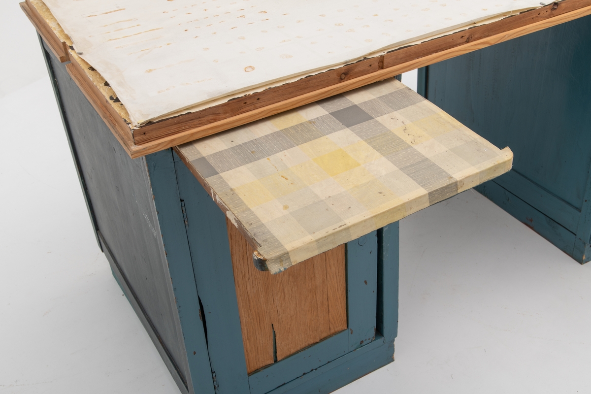 Bord, arbeidsbord for fluebinding,  som består av tre deler: to skuffseksjoner og en bordplate som ligger løst oppå skuffeseksjonene. 

Opprinnelig registreringstekst fra mottaksprotokoll: 
"Arbeidsbord for fluebinding, fra Engerdal, Hedmark. Tre, voksduk. Bordplate 74,5 x 149 cm. H. 74 cm. Arbeidsbordet er laget av et gammelt skrivebord. Det består av to skuffseksjoner, 44, 5cm brede, med plate på toppen. Skuffeseksjonen er malt blå, bortsett fra speilene i dørene som er trefarget. Uttrekkbare plater over skuffene er dekket med rutet voksduk. Bordplata har hvit voksduk. 
Arbeidsbordet er tatt i bruk av John Sand, giverens far,  i 1920-30 åra. Brukt av ham til 1966-67. Deretter brukt av Erling Sand til januar 1973.
Giveren er Erling Sand, Heggriset, Engerdal."