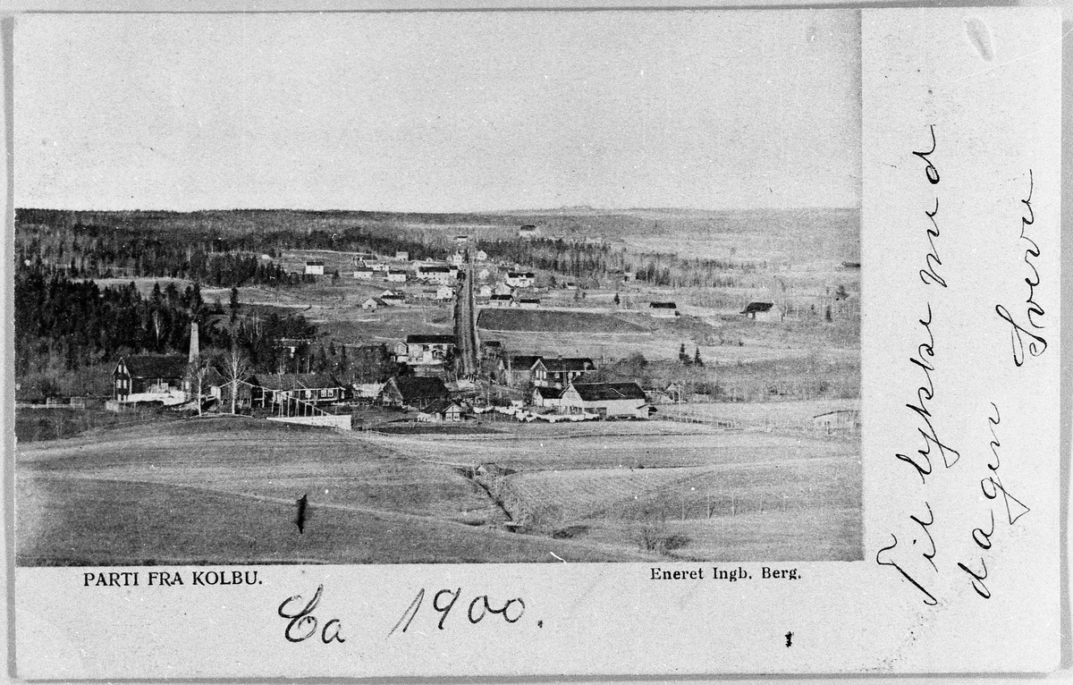 Postkort med utsikt over Kolbu tettsted ca. 1900. Gamle Narum Brenneri til venstre med spritlager m.m. Videre Kolbu Bruk (mølle). Helt til høyre i bildekanten skimtes gamle Narum Meieri.