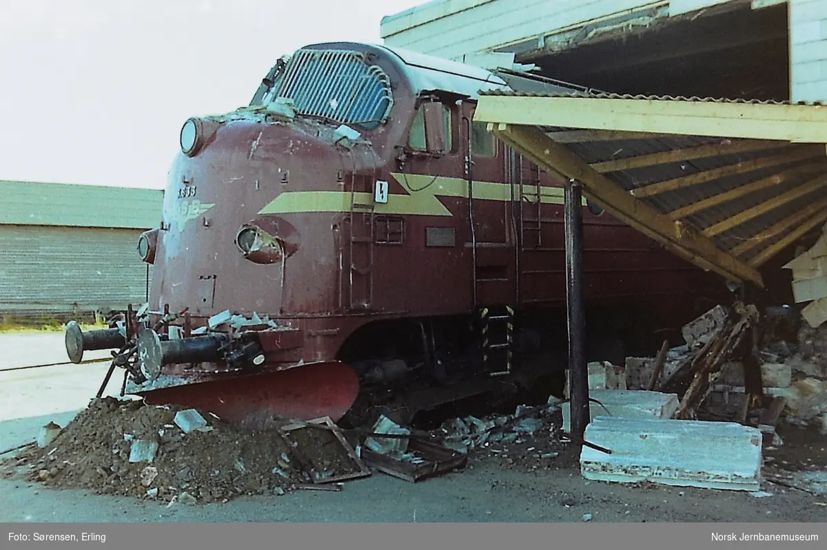 Skifteuhell med diesellokomotiv Di 3 633 i Mo i Rana. Lokomotivet har kjørt gjennom veggen på lokomotivstallen