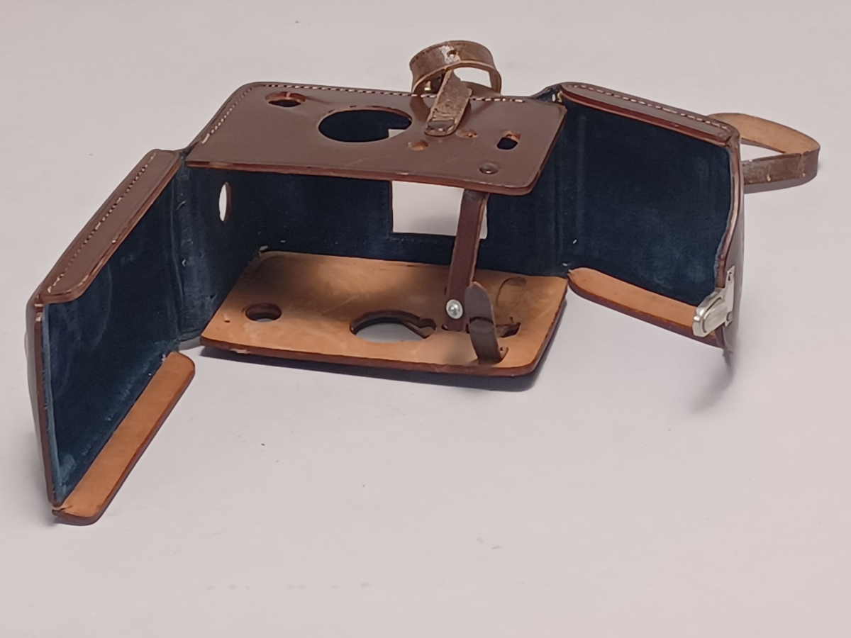Tvåögd mellanformatskamera med läderfodral.
Objektiv Carl Zeiss Jena typ Tessar 1:3,5 f=7,5 cm, nr 2500261.