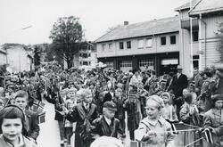 17. mai 1959 på Gjøvik. Barnetoget passerer brannstasjonen i