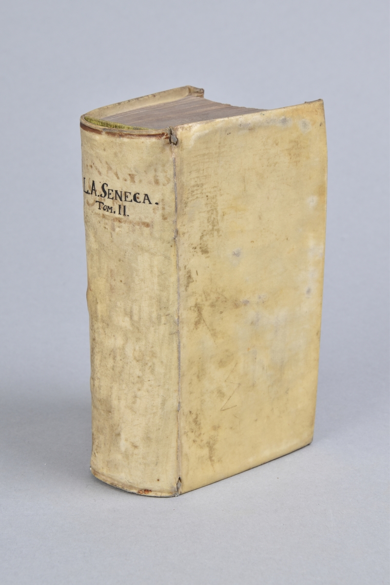 Bok, pergamentband, "L. Annæi Senecæ philosophi Epistolæ Tomus secundus. In quo epistolæ, & qvæstiones natvrales", del av bokband.

Titel och volymnummer i bläck på rygg.
