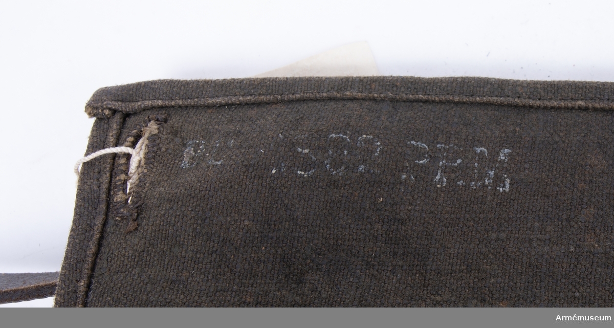 Grupp C I
Brödväskan består av svart färgat linne (32 cm lång och 26 cm bred) med lock, som stänges med två svarta knappar, fastsydda vid väskan. Väskan har på lockets baksida stämplar: "1882", "PRM" - provmassigt modellenligt. 
Väskan har innerpåse av grovt linnelärft med fickor och stämpel: "PRM", samma betydelse. Axelgehäng av svart läder, 2,5 cm bred med spännen av vitmetall. "PRM" och "1878"