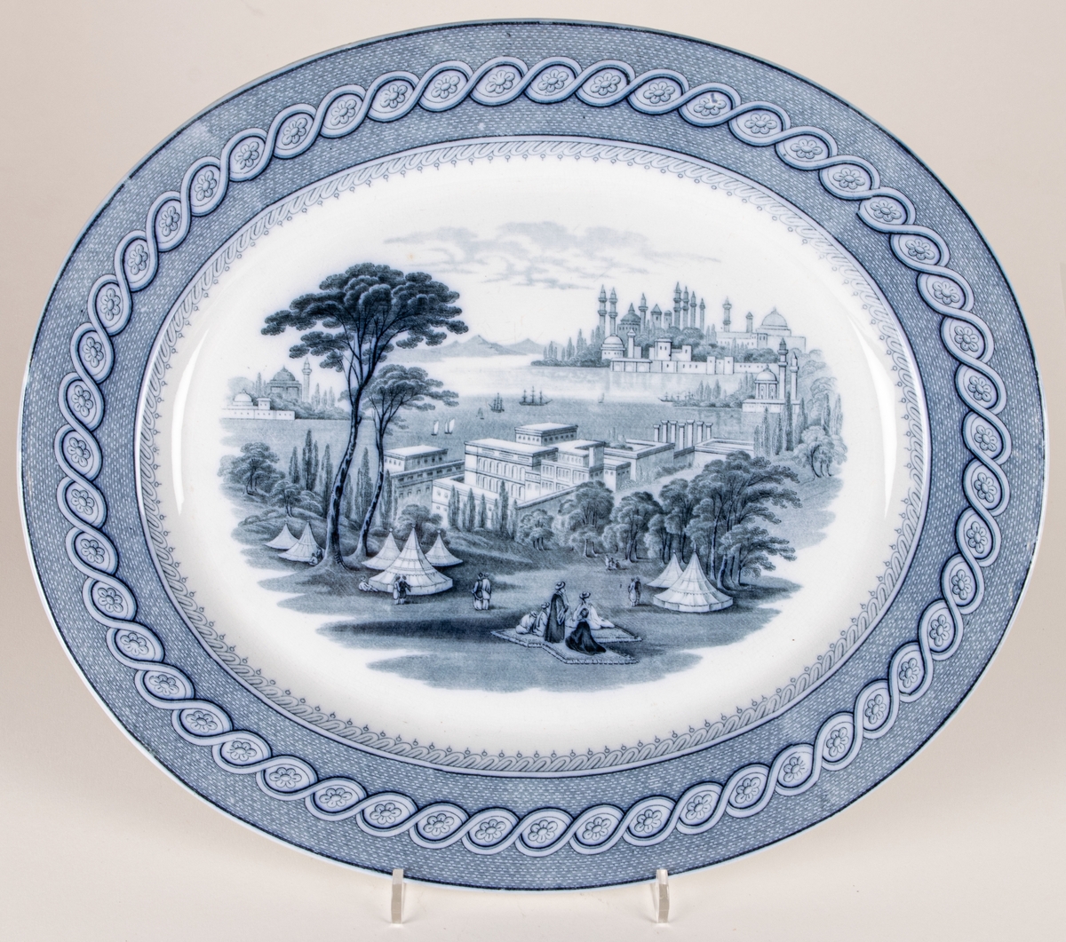 Stekfat, ovalt, fajans, blå dekor, stämplat med kartusch märkt Byzantium JR & C.
John Ridgway & Co, Shelton, England 1841-1855.