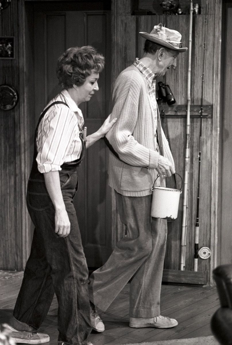Fra " Sensommer" av Ernest Thompson. Leif Juster i rollen som Norman går med en bøtte i hånden. Wenche Foss i rollen som Ethel går ved siden av ham og holder i armen hans. Forestillingen ble regissert av Kirsten Sørlie og hadde premiere på Oslo Nye Teater 5. februar 1981.